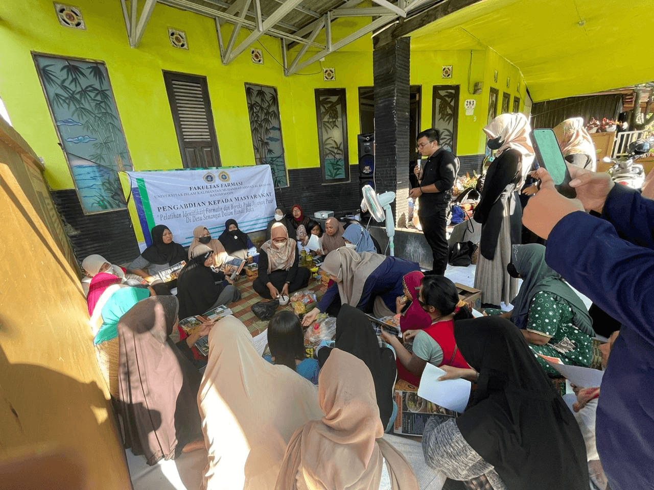 Gambar 3. Tahap sosialisasi bahaya boraks dan formalin (sumber Dokumentasi Pribadi, 2022).